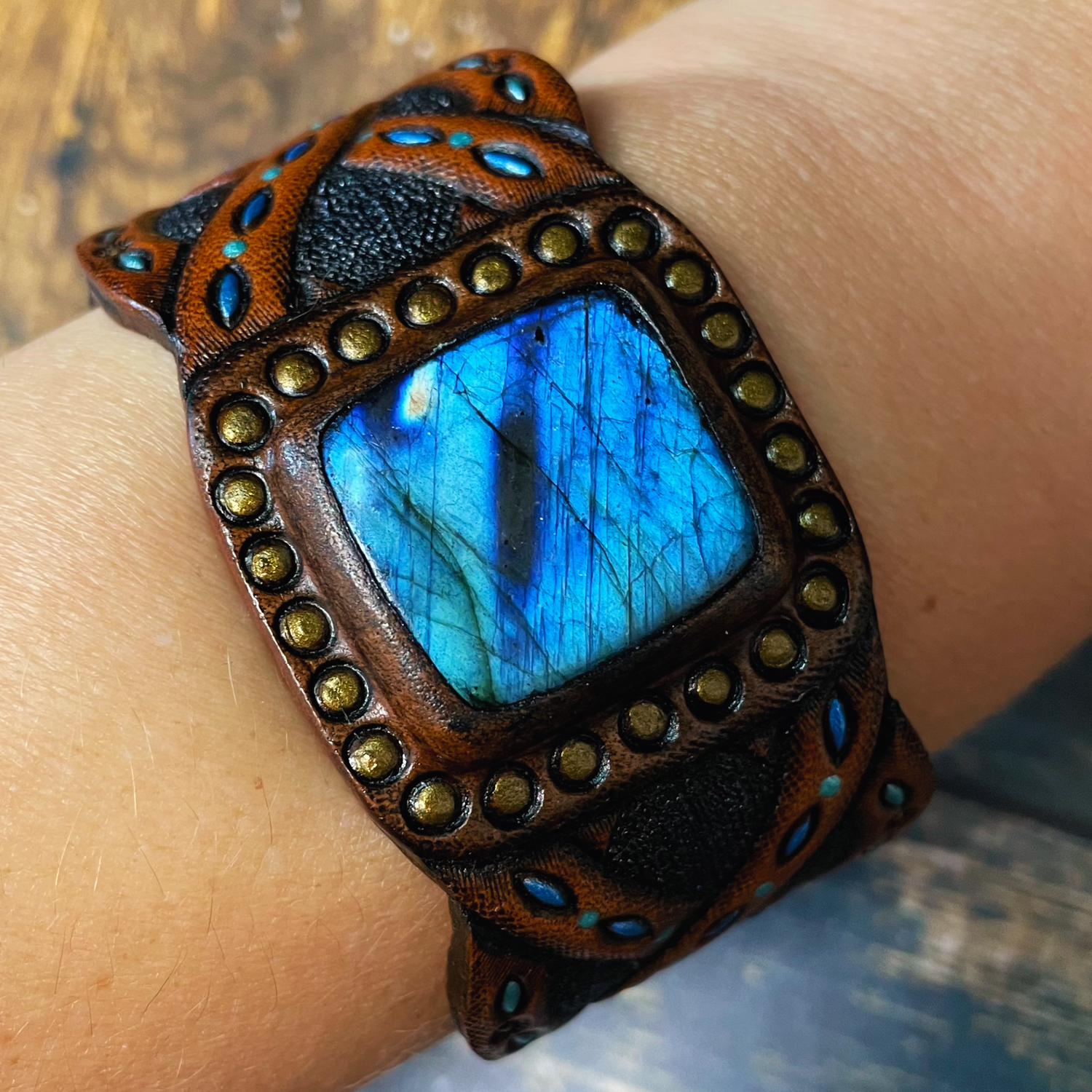 Tooled leather bracelet with blue labradorite - Hand tooled leather cuff with labradorite cabochon - Stylish Boho jewelry by Gemsplusleather