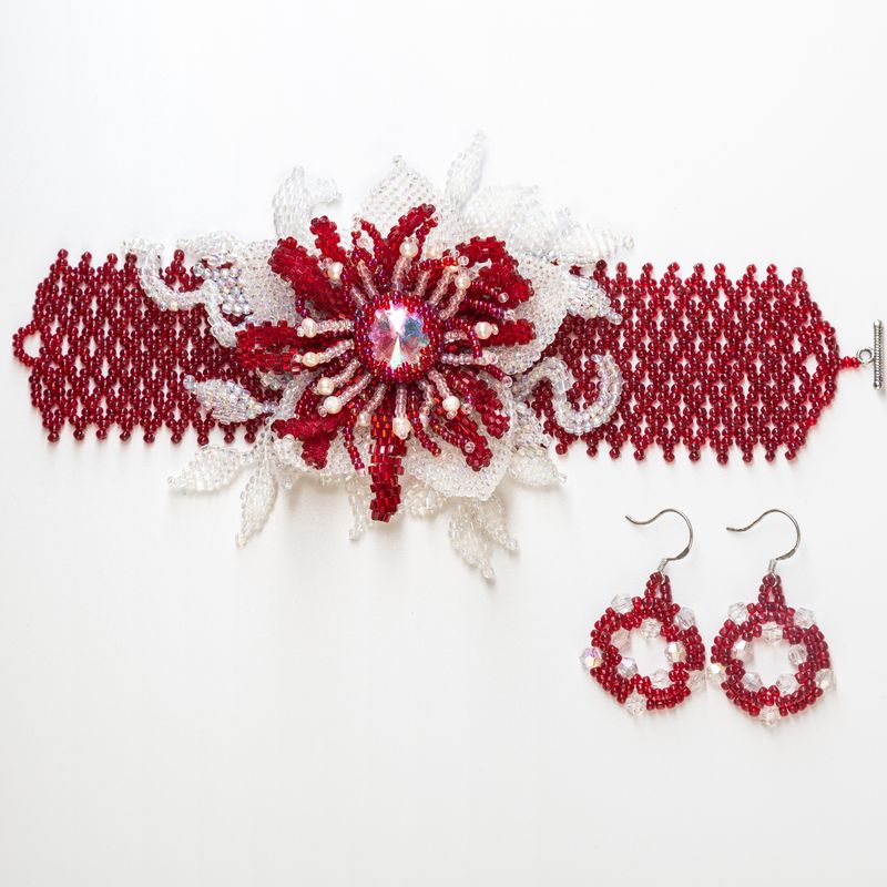 Beaded floral bracelet with natural freshwater pearls