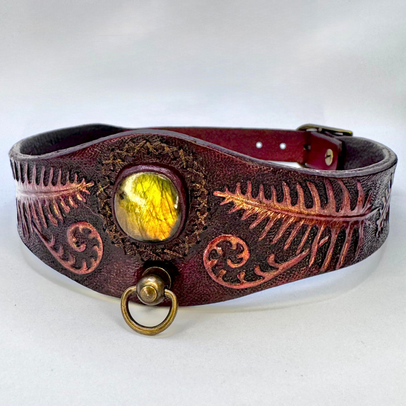 Tooled leather dog collar with red fern ornament and golden labradorite - Stylish pet accessories by Gemsplusleather