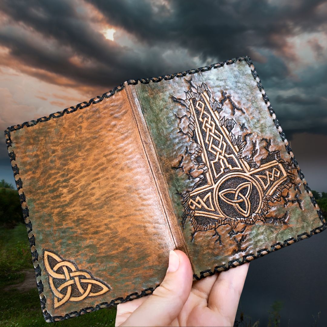 Hand tooled leather passport cover - Custom made carved leather passport holder - Exclusive gift for ages