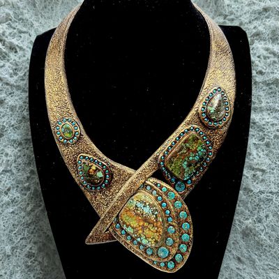 Tooled leather necklace imitating aged gold, featuring Hubei turquoise