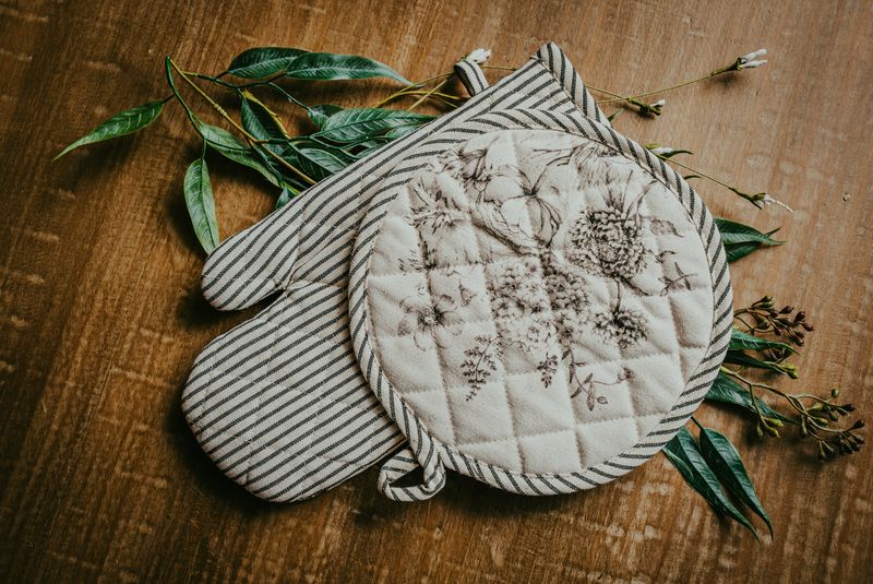 Black And White Botanicals Oven Mit Set