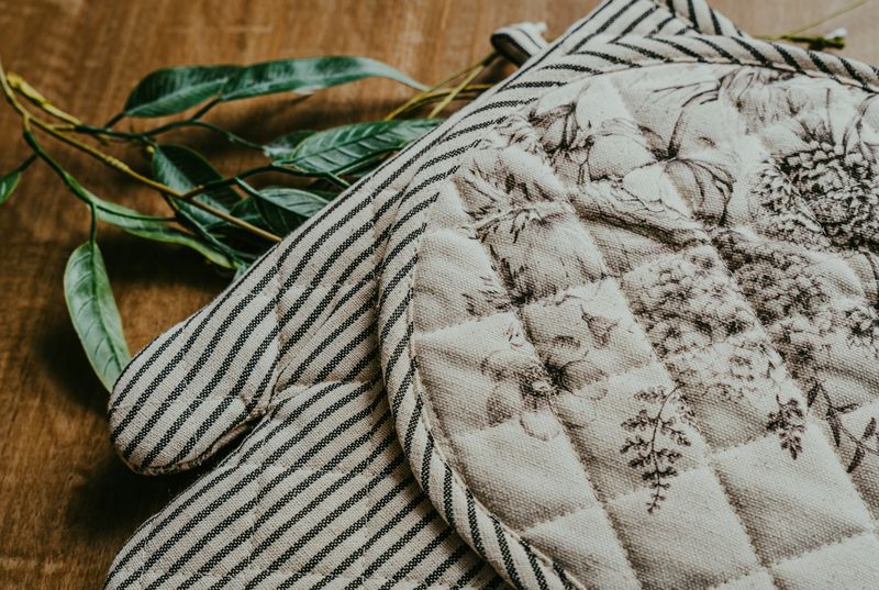 Black And White Botanicals Oven Mit Set