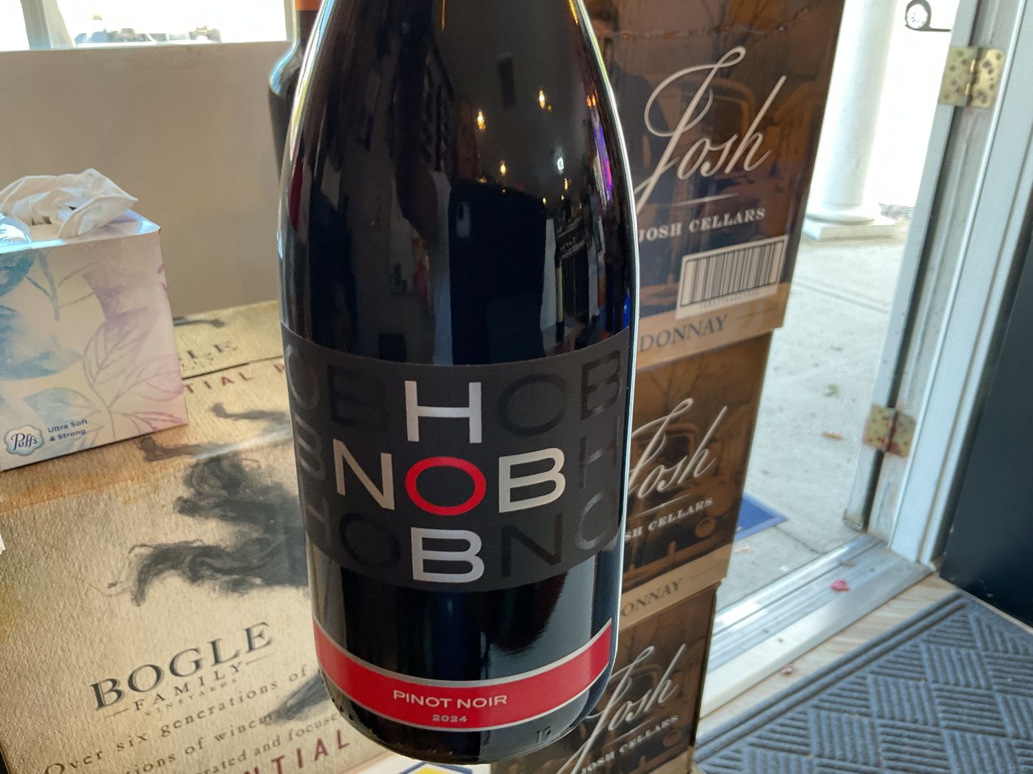 HOB NOB PINOT NOIR 750ml