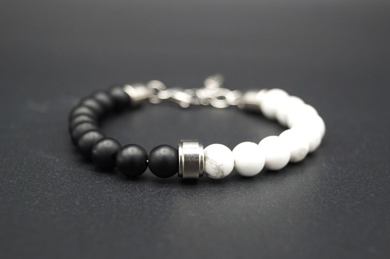 PREMIUM COLLECTION Armband Howlith & Onyx | Gelassenheit & Stärke