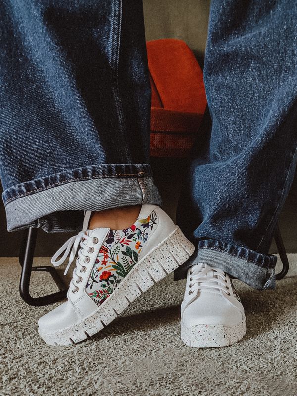 Białe sneakersy w kwiecistym stylu