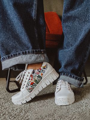 Białe sneakersy w kwiecistym stylu