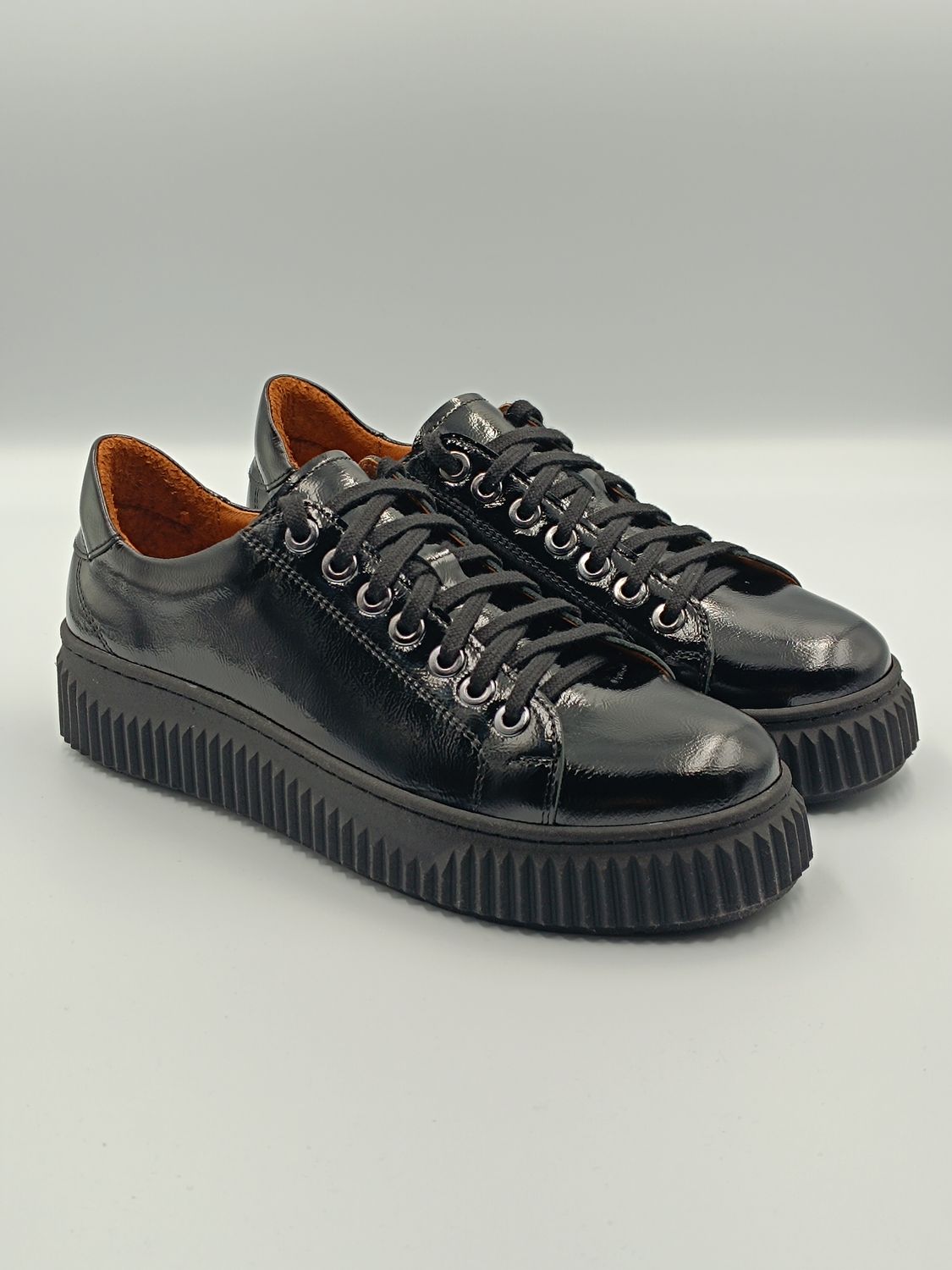 Czarne lakierowane sneakersy