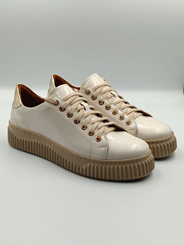 Beżowe lakierowane sneakersy, złote akcenty