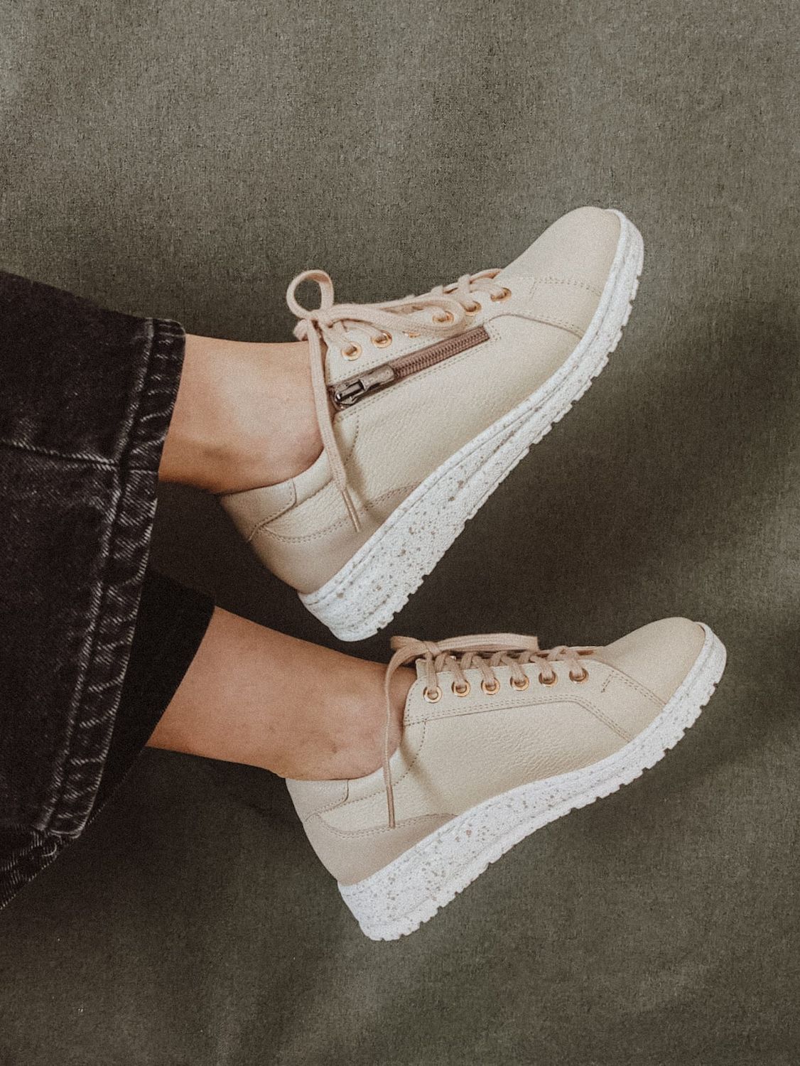 Beżowe sneakersy z suwakiem, unikalny lekki spód