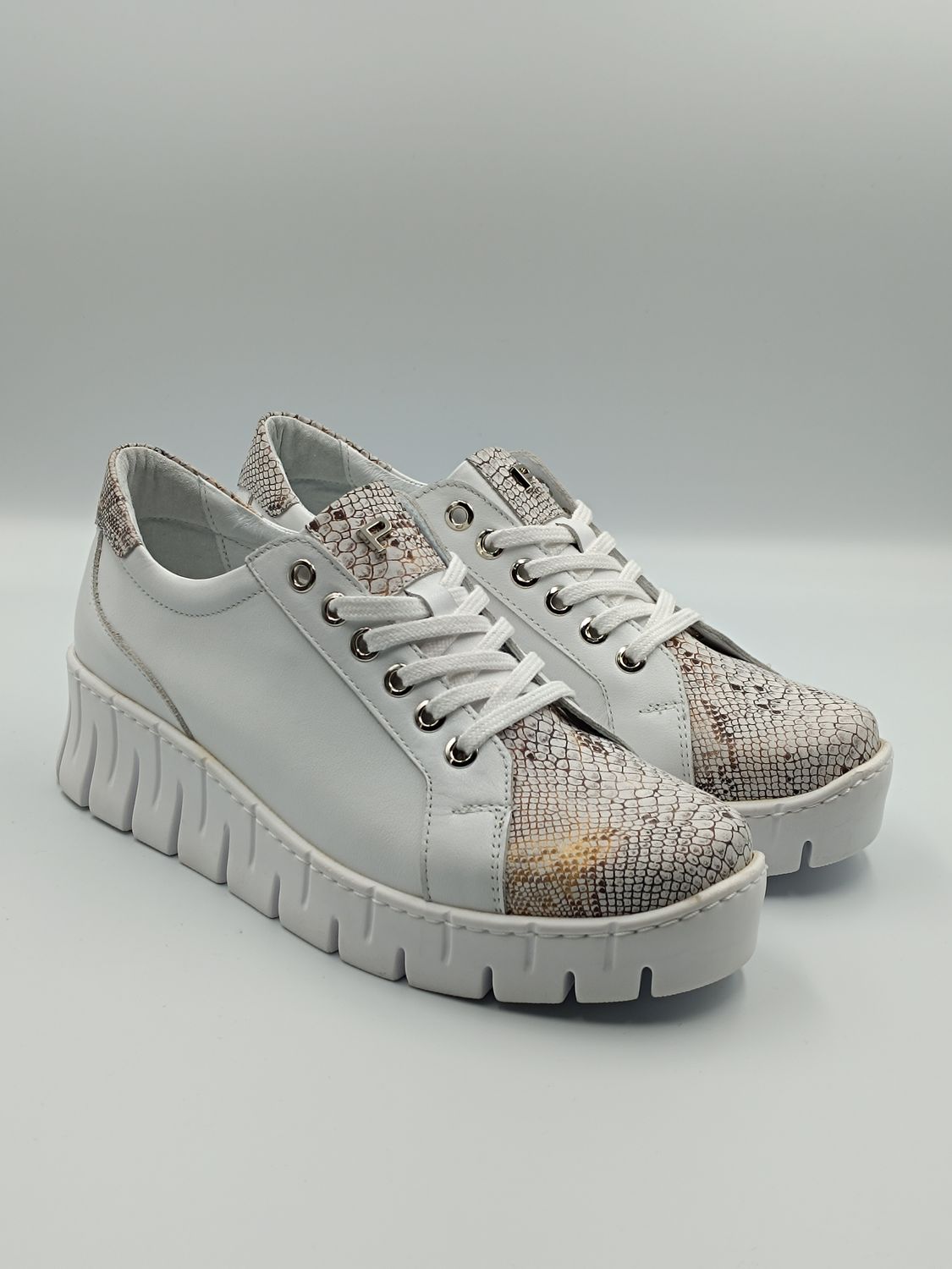 Białe sneakersy w wężowym wydaniu
