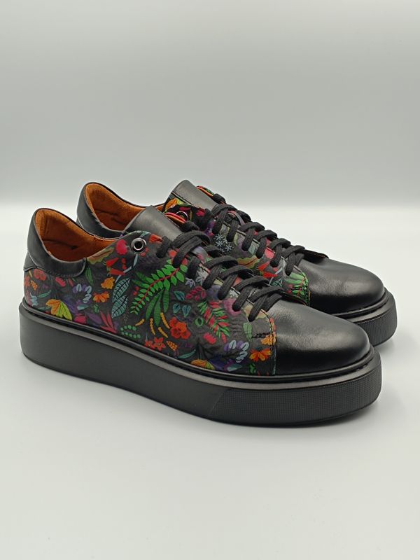 Czarne sneakersy w kwiecistym wydaniu