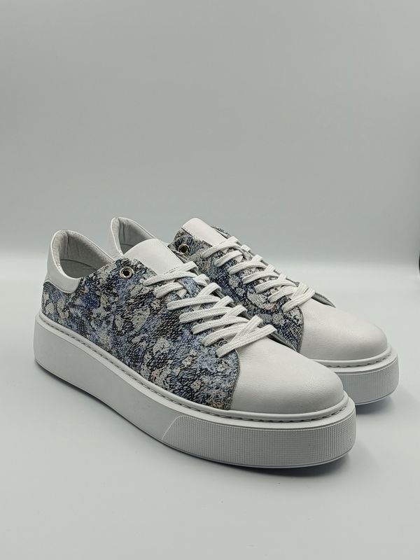 Białe sneakersy z abstrakcyjnym kolorowym wzorem