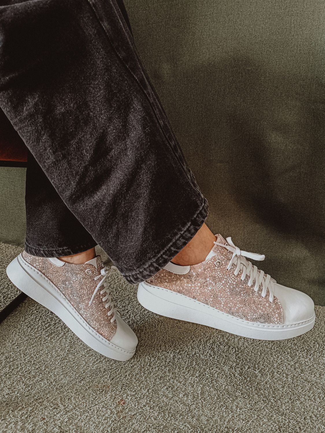 Sneakersy wielokolorowe o unikalnym wzornictwie