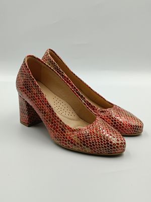 Czerwone lakierowane czółenka, kolory tęczy w strukturze plastrów miodu
