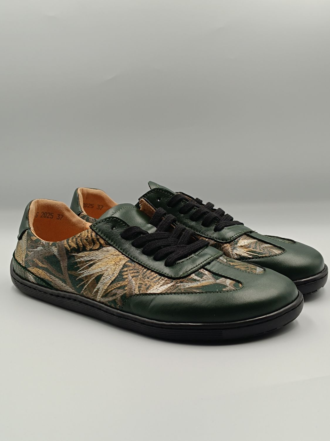 ZOJA zielone pólbuty barefoot złoty roślinny motyw minimalistyczne zero waste