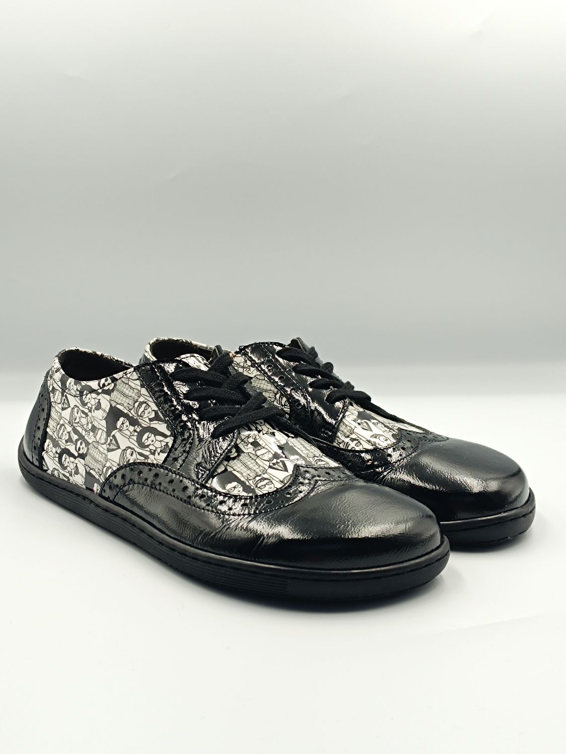 CYNTHIA pólbuty barefoot oksfordki czarne lakierowane unikatowy print zero waste