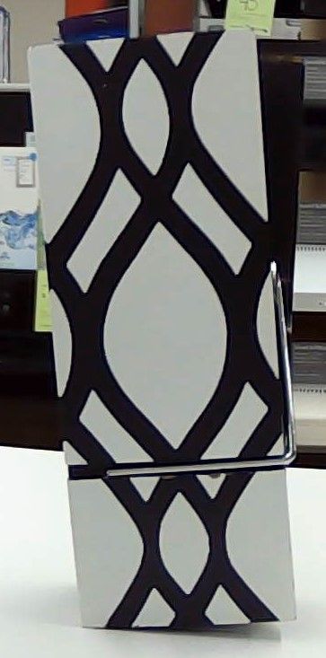 LARGE BLACK & WHITE CLOTHS PIN