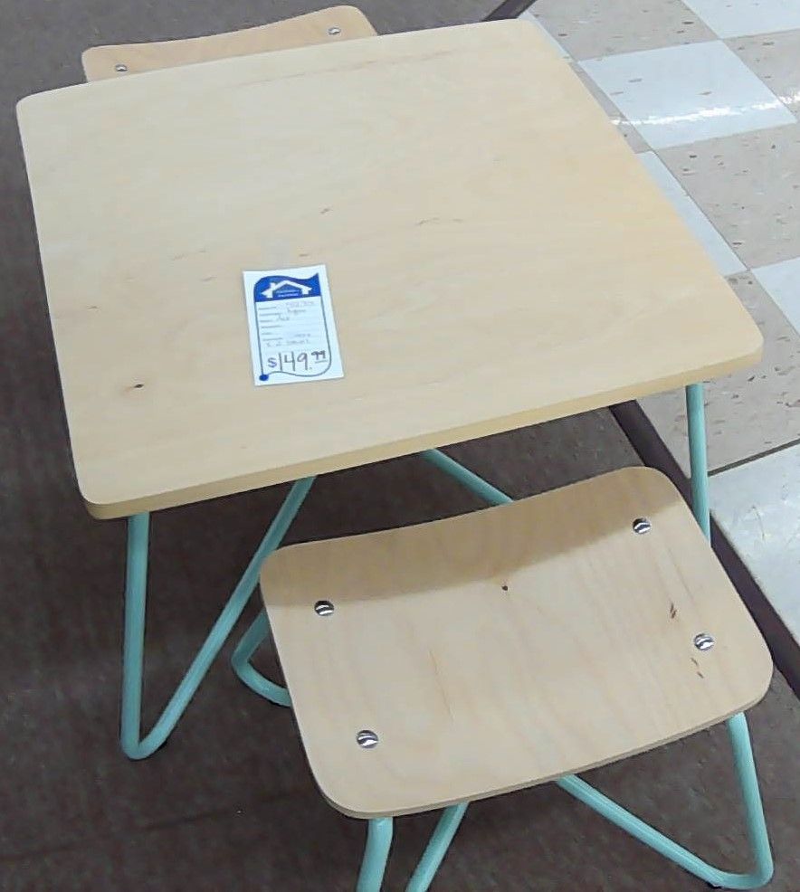 KID TABLE W/2 STOOLS