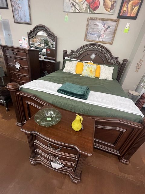 Lavinton King Poster Bed