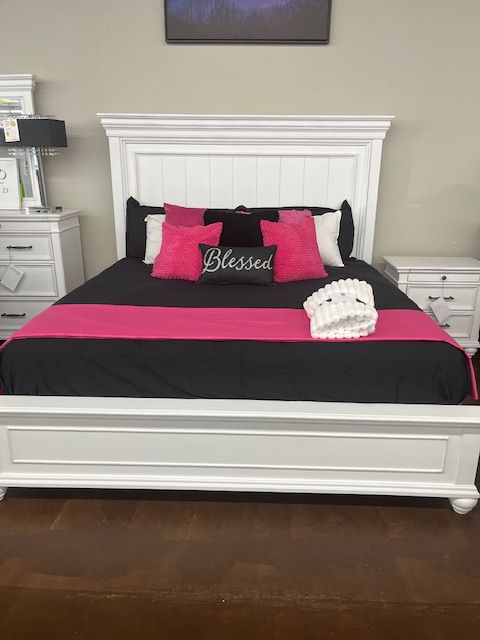 Kanwyn King Panel Bed