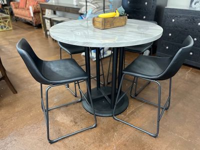 ROUND TABLE