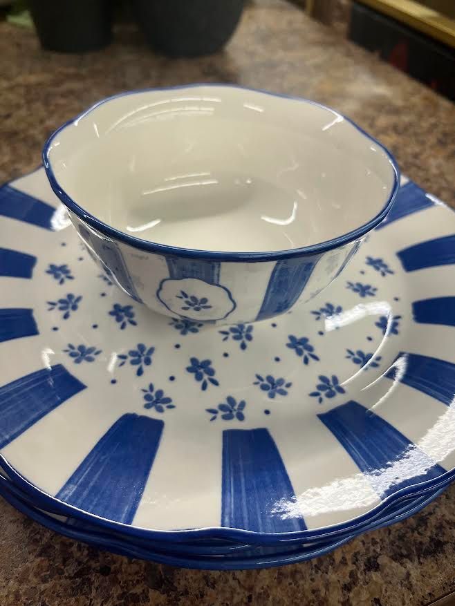 BLUE & WHITE FLORAL SET OF 4 PLATES