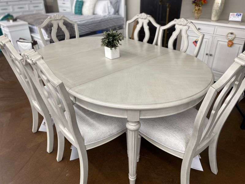 Montelaine Oval Dining Room EXT Table & UPH Side Chair