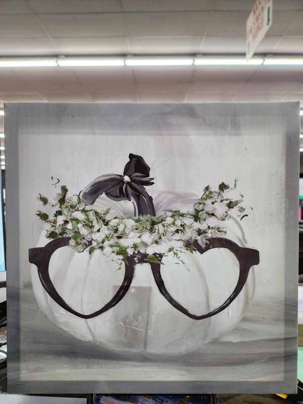 WHITE PUMPKIN WITH HEART GLASSES