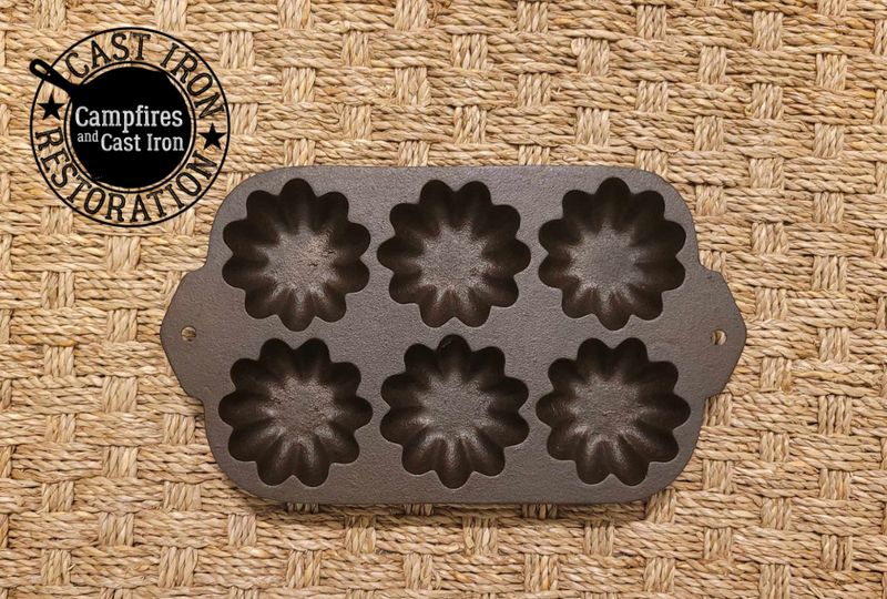 Vintage Cast Iron Turks Head Gem Baking Pan (1950s)