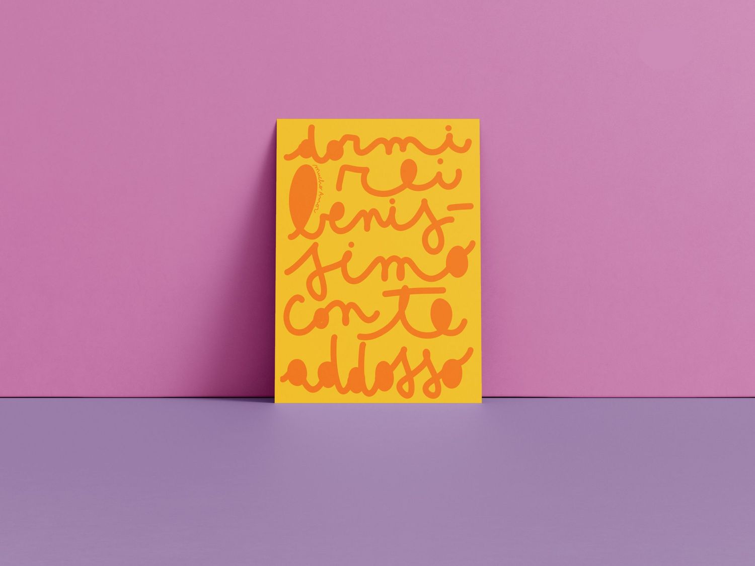 Amorino di Mucho Amor con la frase "dormirei benissimo con te addosso", biglietto in carta riciclata