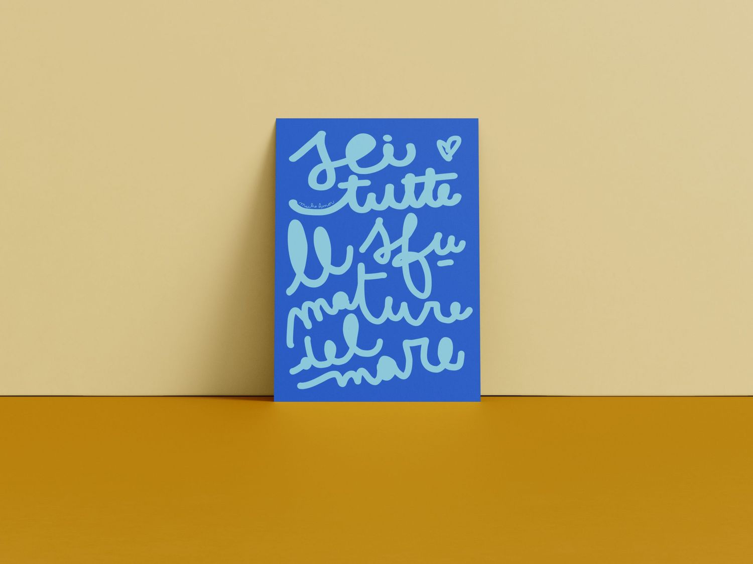 Amorino di Mucho Amor con la frase "sei tutte le sfumature del mare", biglietto in carta riciclata
