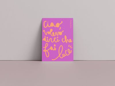Amorino di Mucho Amor con la frase "volevo dirti che fai luce", biglietto in carta riciclata
