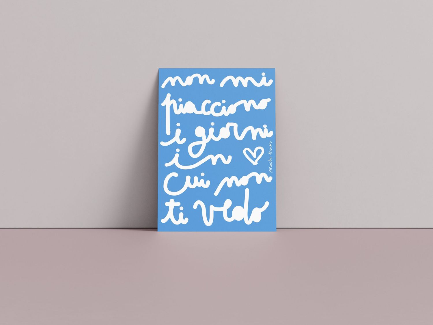 Amorino di Mucho Amor con la frase "non mi piacciono i giorni in cui non ti vedo", biglietto in car…