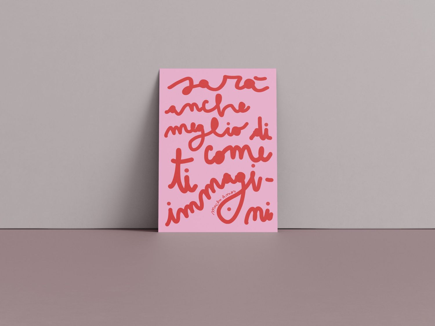 Amorino di Mucho Amor con la frase "sarà anche meglio di come ti immagini", biglietto in carta rici…