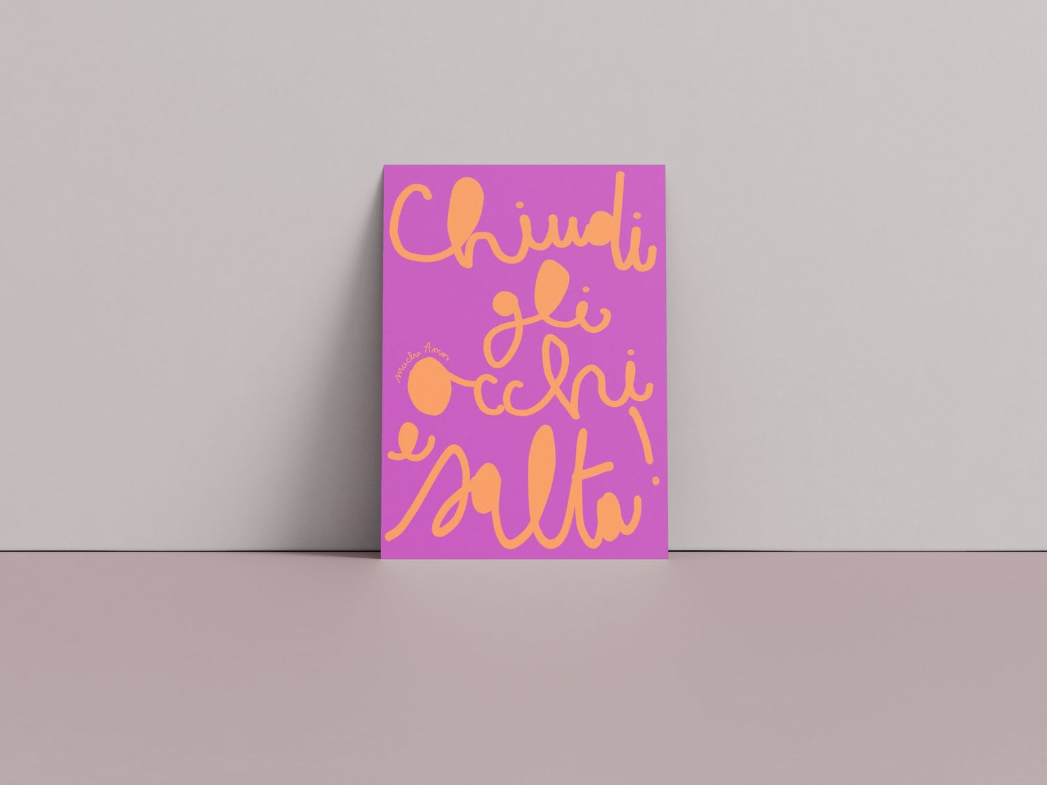 Amorino di Mucho Amor con la frase "chiudi gli occhi e salta", biglietto in carta riciclata