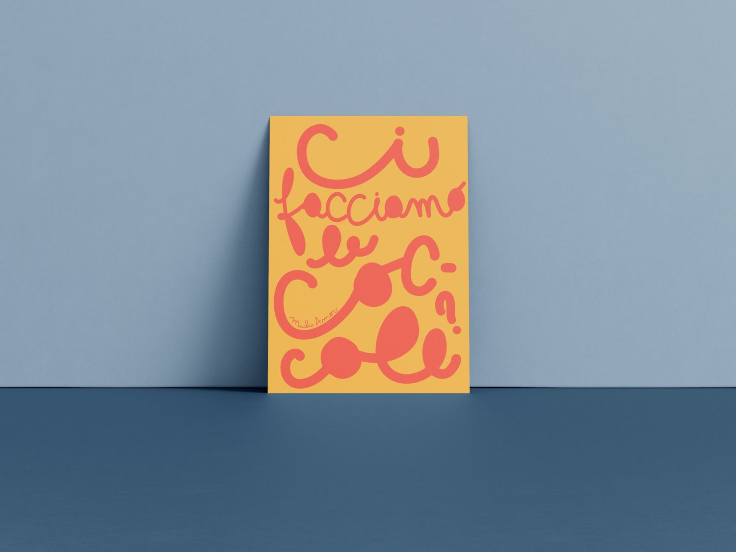 Amorino di Mucho Amor con la frase "ci facciamo le coccole", biglietto in carta riciclata
