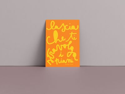 Amorino di Mucho Amor con la frase "lascia che ti stravolga i piani", biglietto in carta riciclata