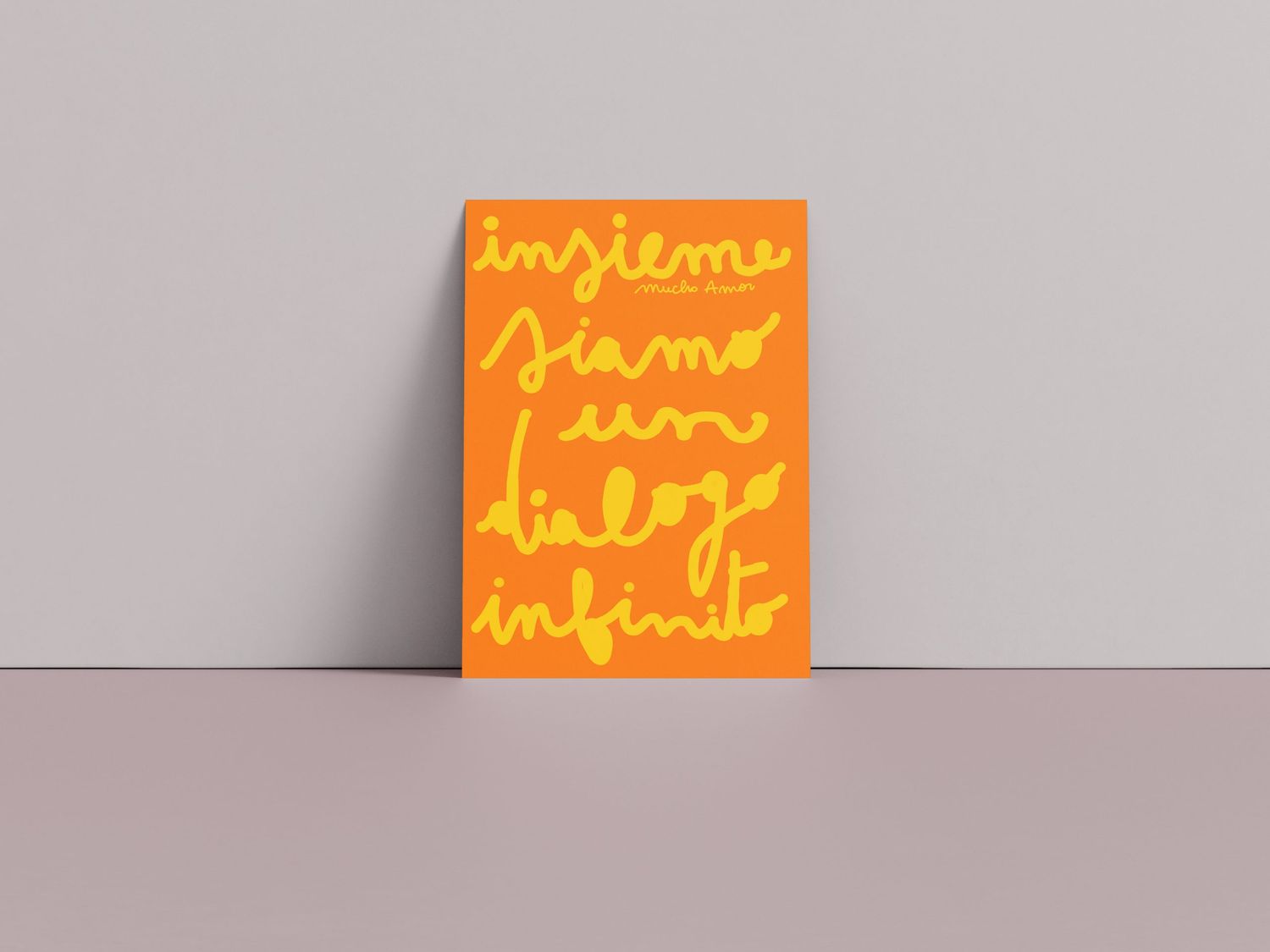 Amorino di Mucho Amor con la frase "insieme siamo un dialogo infinito", biglietto in carta riciclata