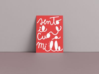 Amorino di Mucho Amor con la frase "sento il cuore a mille", biglietto in carta riciclata