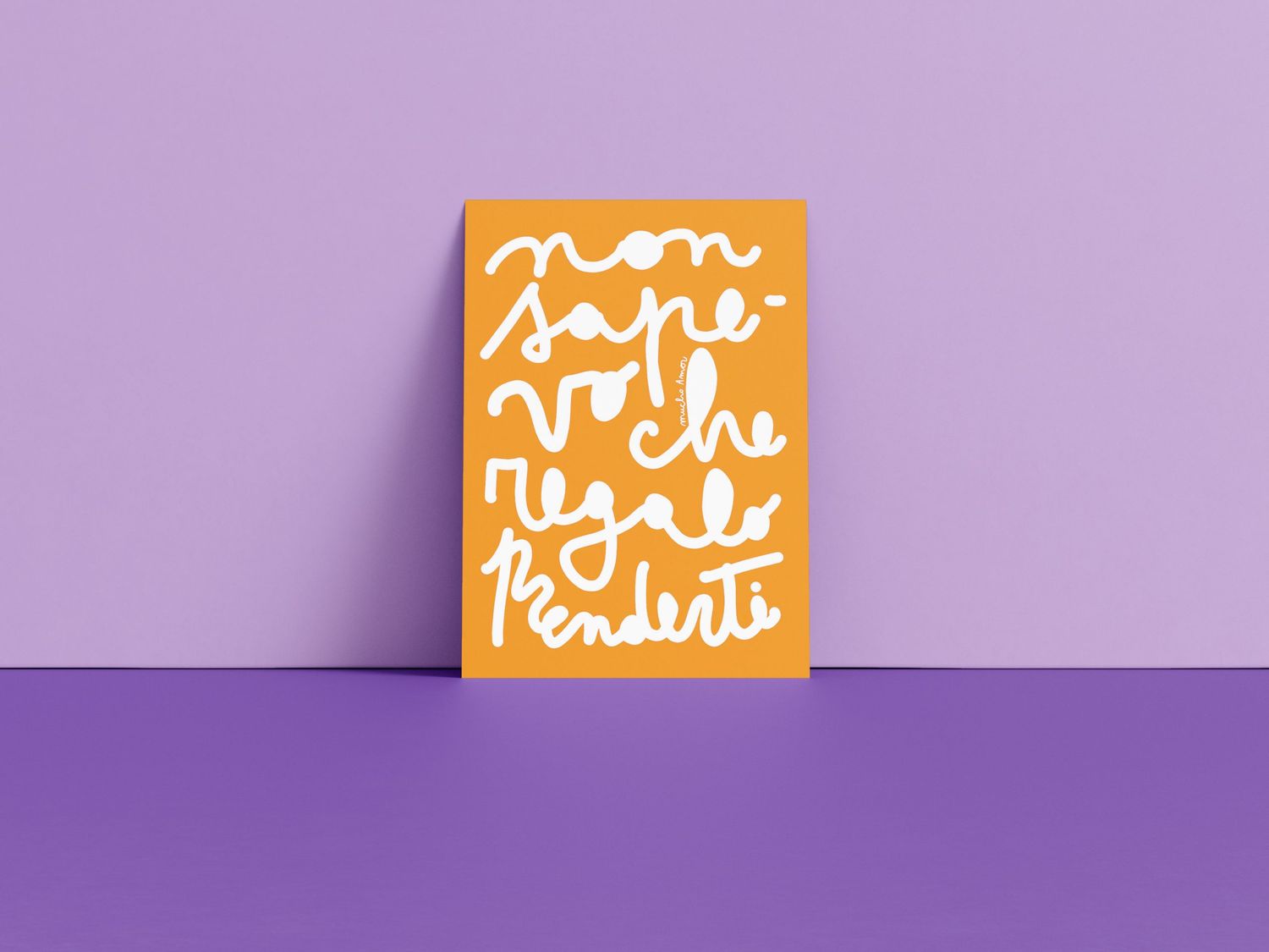 Amorino di Mucho Amor con la frase "non sapevo che regalo prenderti", biglietto in carta riciclata