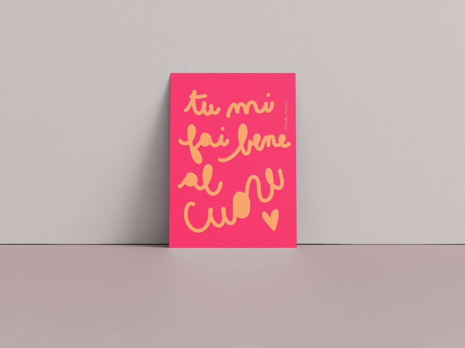 Amorino di Mucho Amor con la frase "tu mi fai bene al cuore", biglietto in carta riciclata