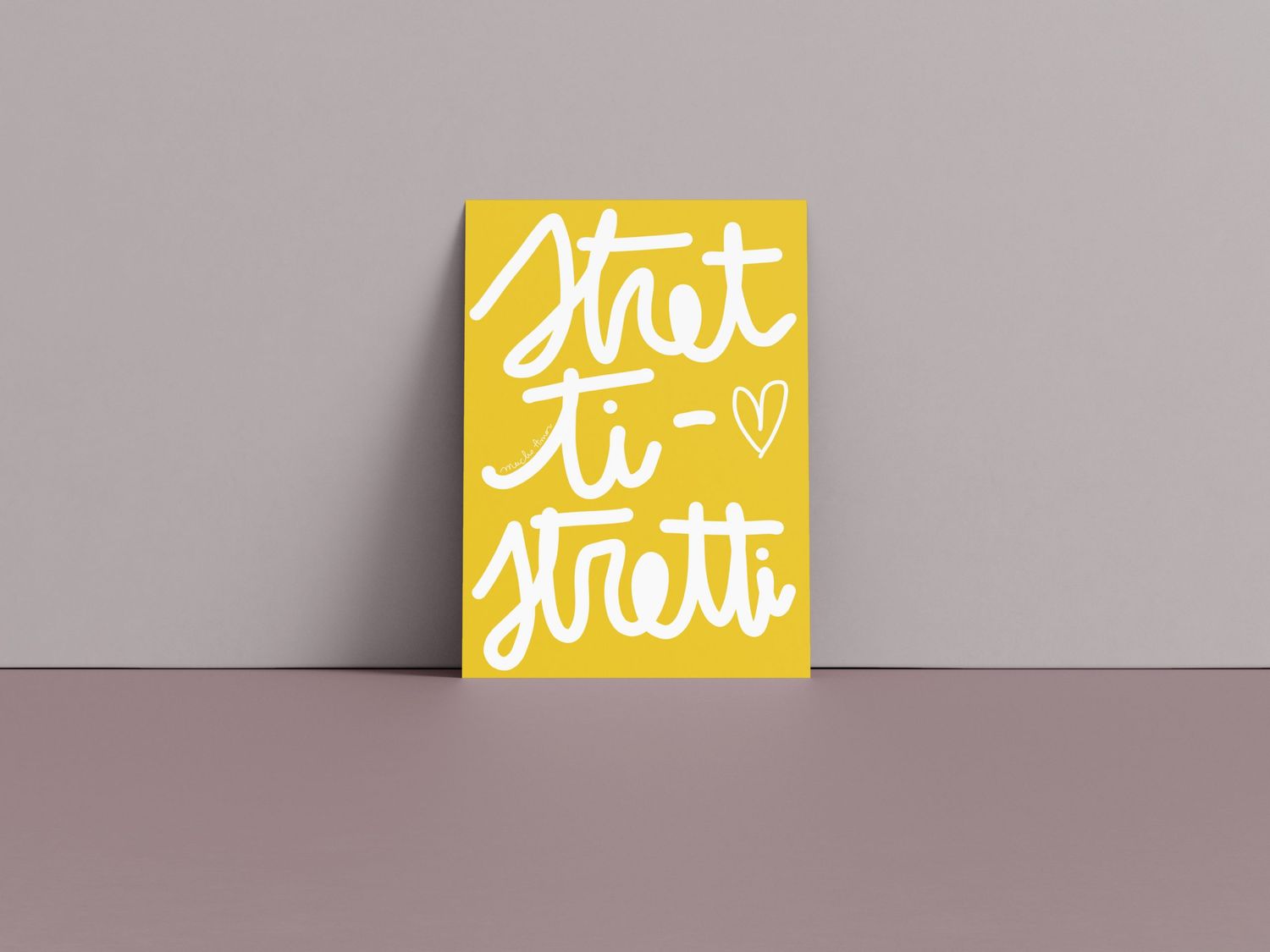 Amorino di Mucho Amor con la frase "stretti stretti", biglietto in carta riciclata