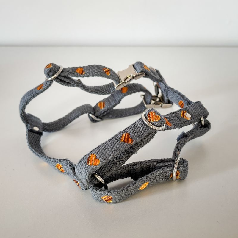 Motiv besticktes Hundegeschirr "Nature Grey Heart"