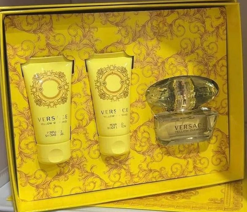 Versace Yellow Diamond 3 Piece Gift Set for Women, 3 Pc Gift Set 1.7oz Eau de Toillete  Spray, 1.7oz Shower Gel, 1.7oz Body Lotion