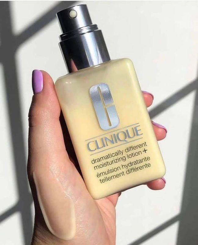 Clinique Loción Facial Hidratante Dramatically Different+, 4.2 oz.