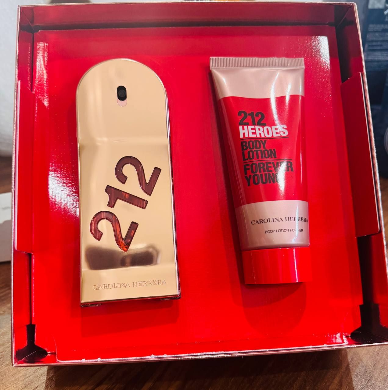 212 Heroes Forever Young Eau De Parfum for Her Natural Spray 50 Ml + Body lotion 100 Ml