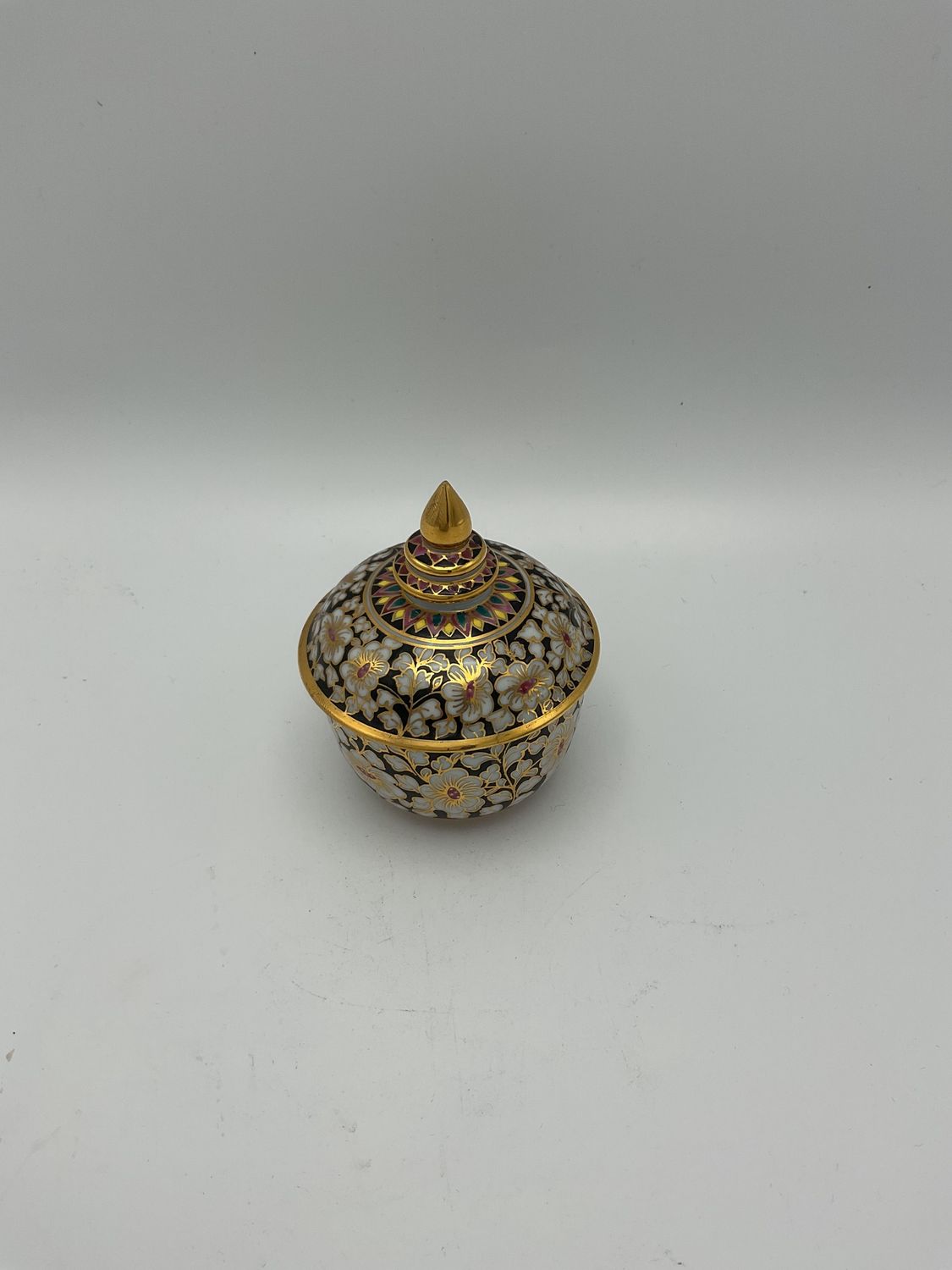 Benjarong Thai hibiscus Design Jar