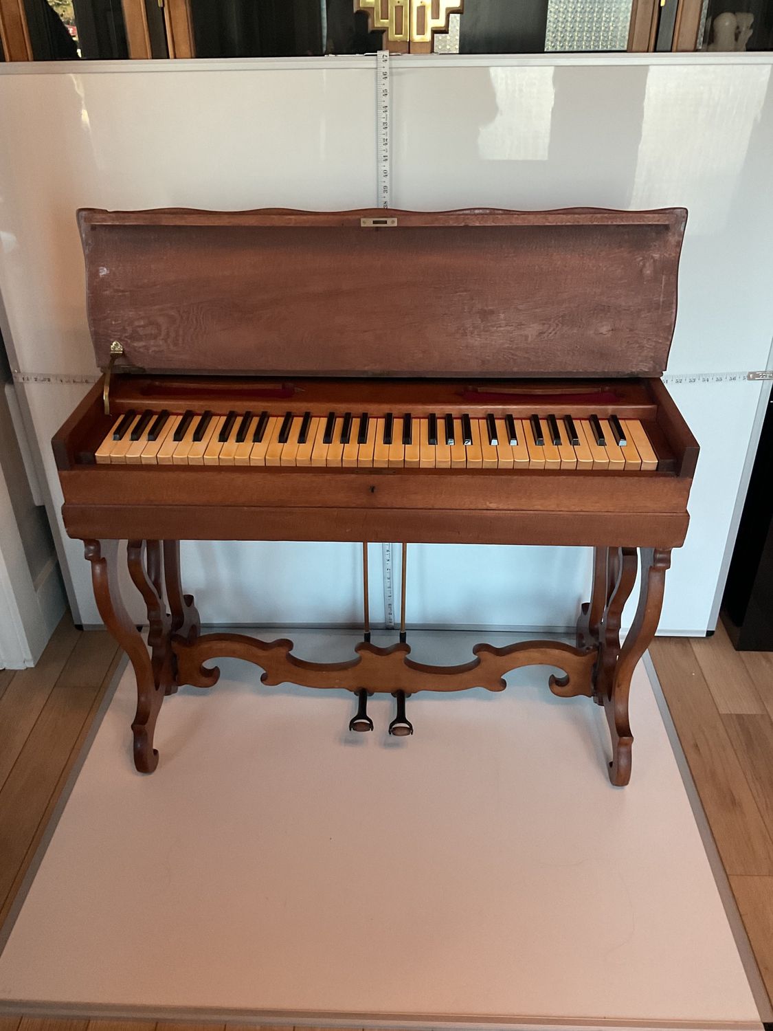 Pump Organ Antique with Fold-Top Cover – Ornate Carved Base