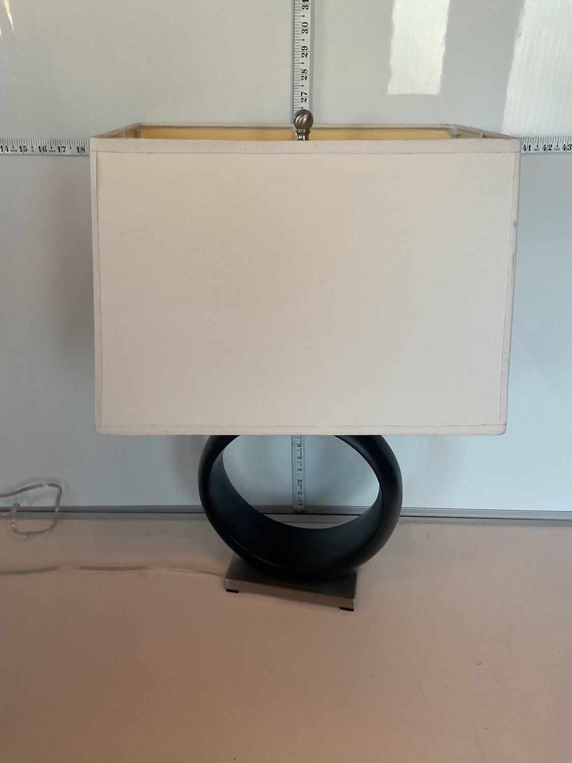 Black Empty Circle Table Lamp